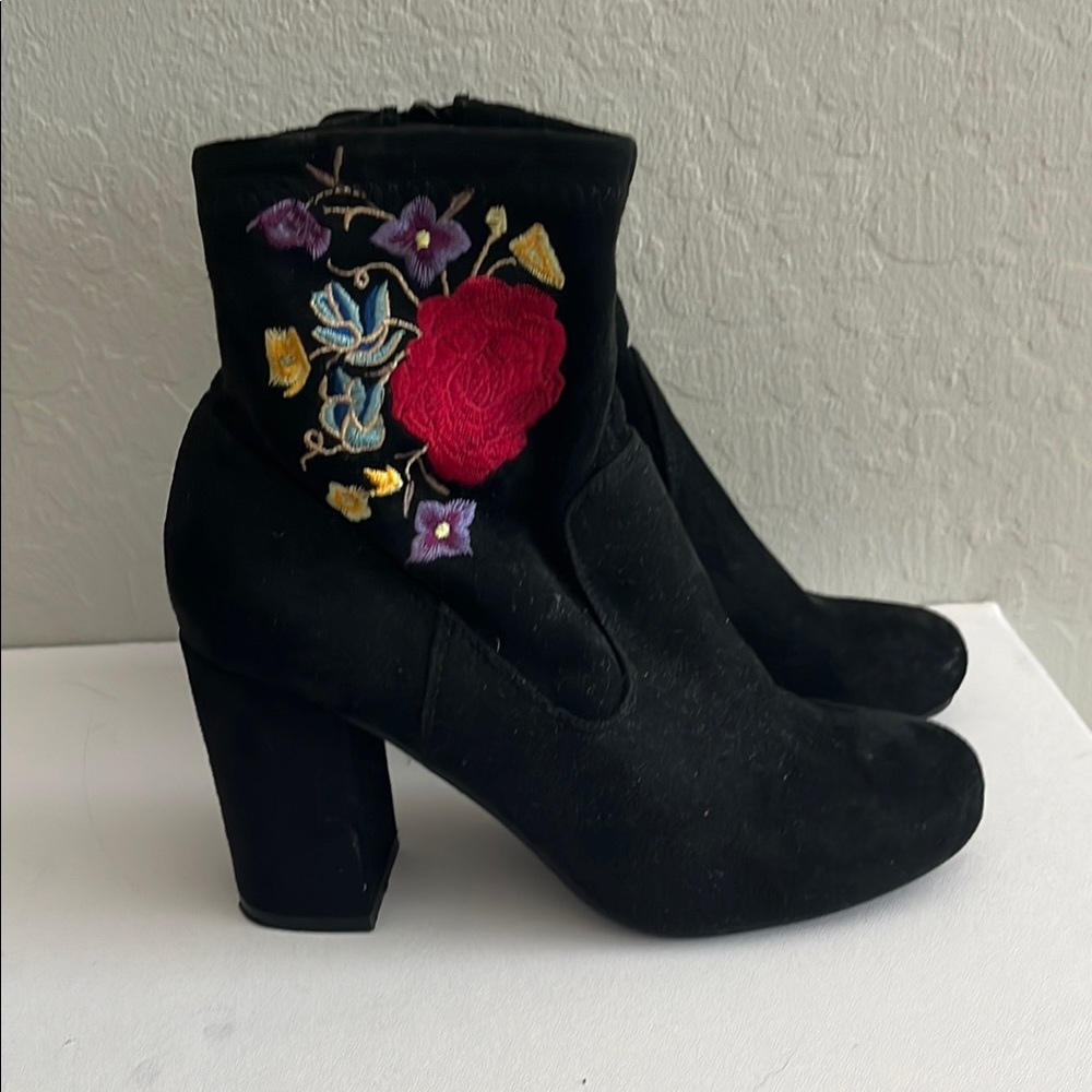 Carlos Santana Floral Embroidered Black Ankle Boots 5.5